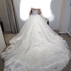 ウエディングドレス プリンセスライン ロングドレーンの画像