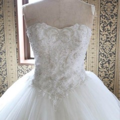 ウエディングドレス プリンセスライン ロングドレーンの画像