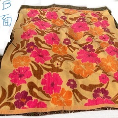 ☺️毛布　敷毛布  掛毛布　222✖️181cm   朱色に花柄の画像