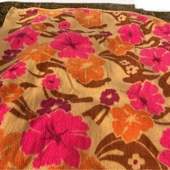 ☺️毛布　敷毛布  掛毛布　222✖️181cm   朱色に花柄の画像