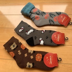 【新品】インナー肌着２枚、厚手靴下３枚の画像