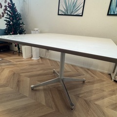 ハーマンミラー　スクエア　テーブル　約106cm×106cmの画像