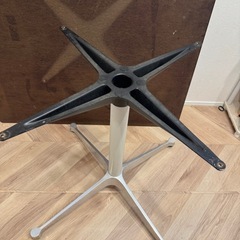 ハーマンミラー　スクエア　テーブル　約106cm×106cmの画像