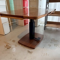 昇降式ダイニングテーブルの画像