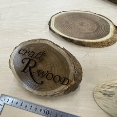 エンジュ(延寿)の輪切り板材、年輪、クラフト材料、表札、プレートに最適の画像