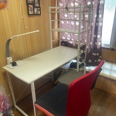 机と椅子２つの画像