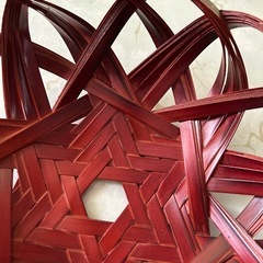 赤褐色　編み込み竹カゴ　竹細工の画像