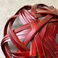 赤褐色　編み込み竹カゴ　竹細工の画像