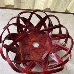 赤褐色　編み込み竹カゴ　竹細工の画像