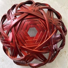 赤褐色　編み込み竹カゴ　竹細工の画像