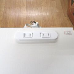 2口コンセント付き ナイトテーブル ベッドサイドテーブル コンパクト スリム ホワイト サイドテーブル 棚 西岡店の画像