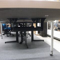 【オカムラ】キャスター付　ミーティングテーブルの画像