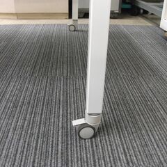 【オカムラ】キャスター付　ミーティングテーブルの画像