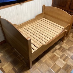 引き取り可能な方にお譲りします　IKEA  木製子供用伸長式ベッド　すのこ付の画像