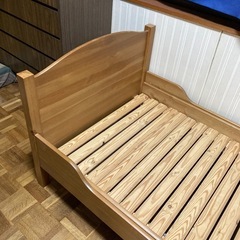 引き取り可能な方にお譲りします　IKEA  木製子供用伸長式ベッド　すのこ付の画像