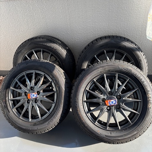 1ヶ月使用のみ　ダンロップ　スタッドレスタイヤ　185/65R15 ホイール付き