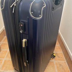 足のコマが割れているキャリーケース(決定)の画像