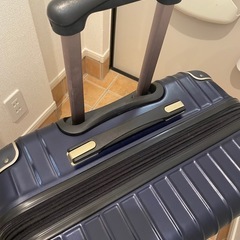 足のコマが割れているキャリーケース(決定)の画像