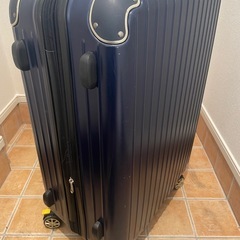 足のコマが割れているキャリーケース(決定)の画像