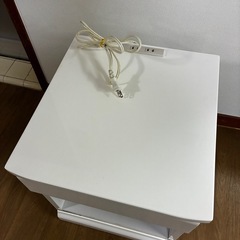 サイドテーブル　ベッド横の画像