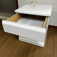 サイドテーブル　ベッド横の画像