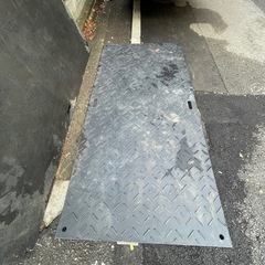 f●■養生用敷板 プラ板【2530×1220×15mm】板厚15mm 片面凸 持手穴2ヶ所【1枚12000円/在庫2枚】の画像