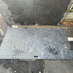 f●■養生用敷板 プラ板【2530×1220×15mm】板厚15mm 片面凸 持手穴2ヶ所【1枚12000円/在庫2枚】の画像