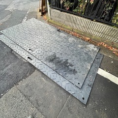 f●■養生用敷板 プラ板【2530×1220×15mm】板厚15mm 片面凸 持手穴2ヶ所【1枚12000円/在庫2枚】の画像