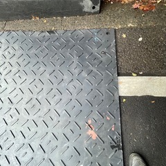 f●■養生用敷板 プラ板【2530×1220×15mm】板厚15mm 片面凸 持手穴2ヶ所【1枚12000円/在庫2枚】の画像