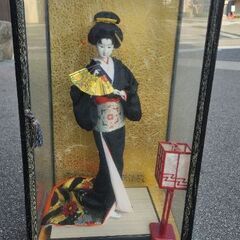 日本人形 扇子持ち ガラスケース入 舞妓 芸妓 芸者の画像