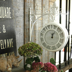 アンティーク風のお洒落な壁掛け両面時計◯白の画像