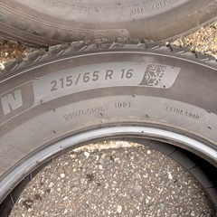 ミシュラン215/65R16 スタッドレスタイヤ2本セットの画像