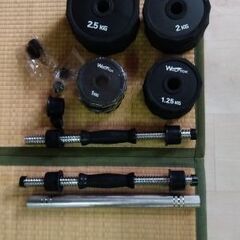 折りたたみトレーニングベンチとダンベルセットの画像