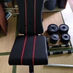 折りたたみトレーニングベンチとダンベルセットの画像