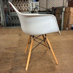 イームズチェア　白いおしゃれチェア　ダイニングチェア（商品番号14704）の画像