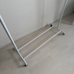 ハンガーラック パイプハンガー コート掛け 衣類ラック 衣類収納 キャスター付き 頑丈 組み立て簡単 幅約100cm ホワイトの画像