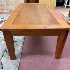 素材（アカシア無垢材）の良さを活かしたセンターテーブルの画像