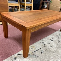 素材（アカシア無垢材）の良さを活かしたセンターテーブルの画像