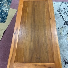 素材（アカシア無垢材）の良さを活かしたセンターテーブルの画像