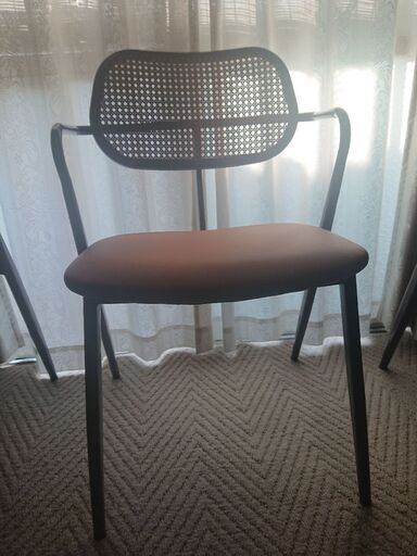 北欧風肘掛け付きダイニングチェア