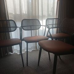 おしゃれな肘掛け付きダイニングチェアの画像