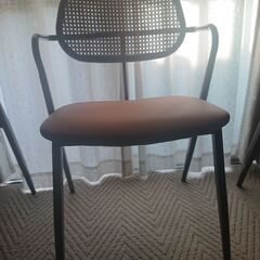 おしゃれな肘掛け付きダイニングチェアの画像