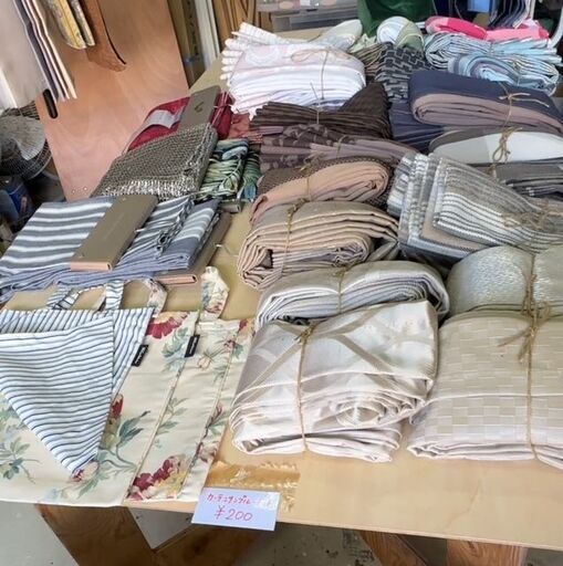 ハギレ、カーテンサンプル　5箱売り　146枚を23,300円→20,000円/5箱