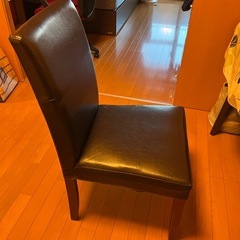 ダイニングテーブルと椅子の画像