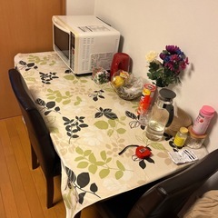 ダイニングテーブルと椅子の画像