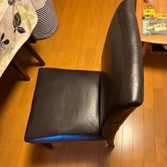 ダイニングテーブルと椅子の画像