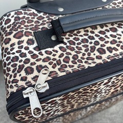 ヒョー柄スーツケースの画像