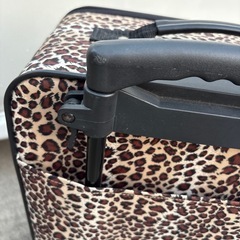 ヒョー柄スーツケースの画像