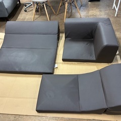 ブラウンのレザー調ローソファー（商品番号14824）の画像