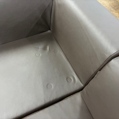 ブラウンのレザー調ローソファー（商品番号14824）の画像